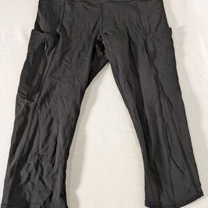 Athleta Capri Workout Leggings with Hidden Pocket and side pockets - LIKE NEW